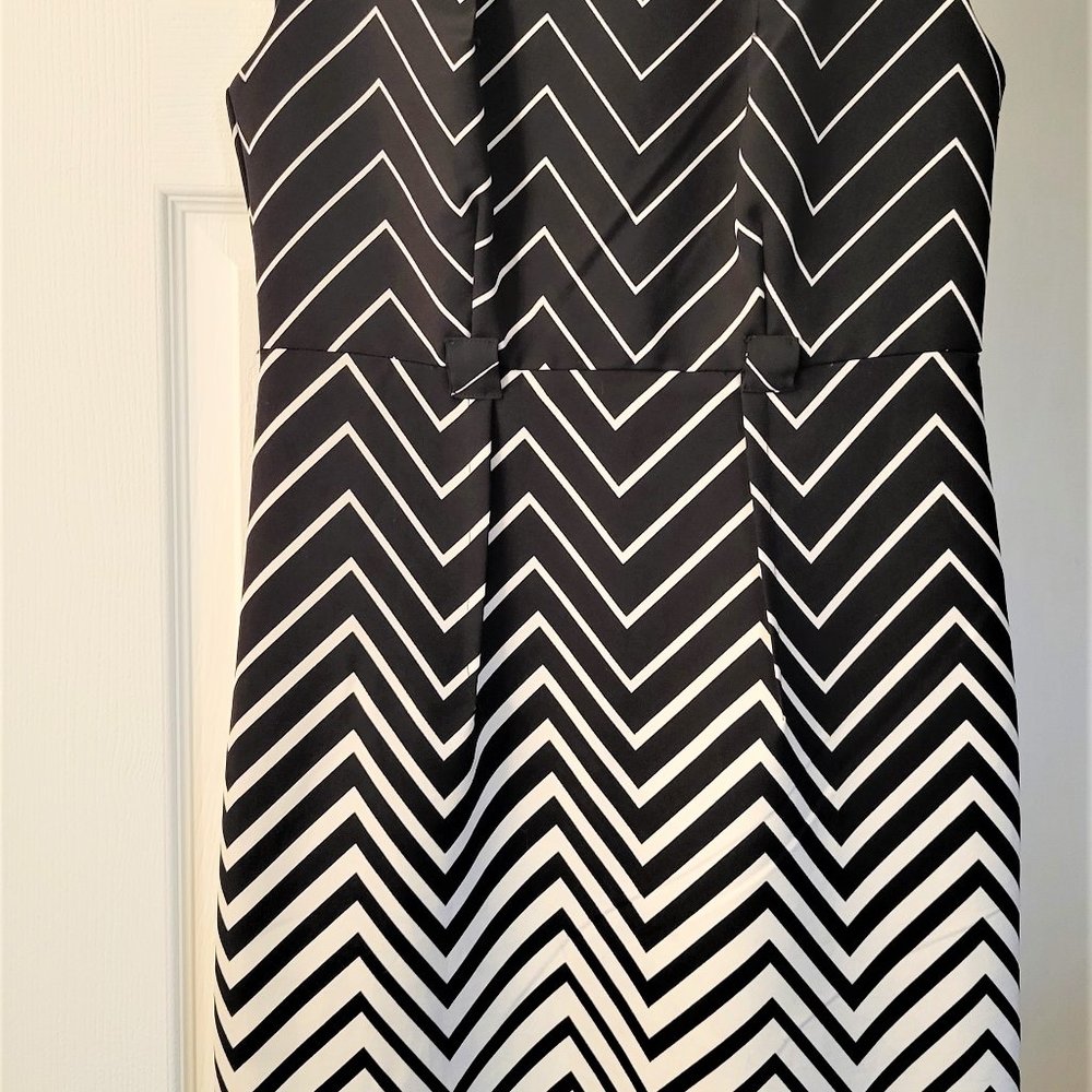 Shelby & Palmer business dress, black and white chevron, belt loops, size 8